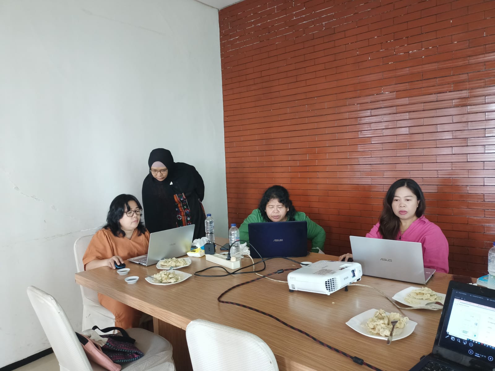 Oktani Fungsiana mendampingi tim dalam sesi kerja penyusunan materi